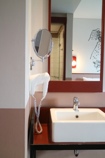 Bathroom 16