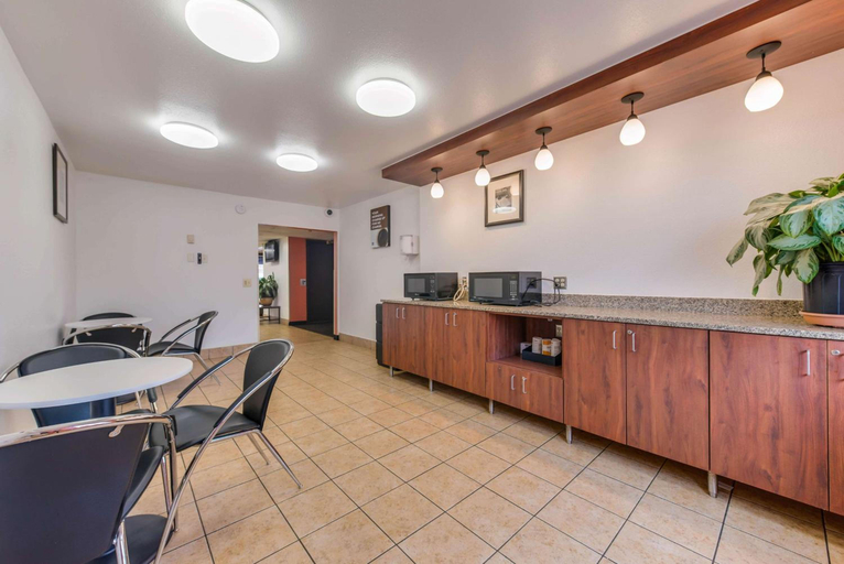 Food & Drinks 5, Motel 6 Saint Paul, MN - I-94., Ramsey