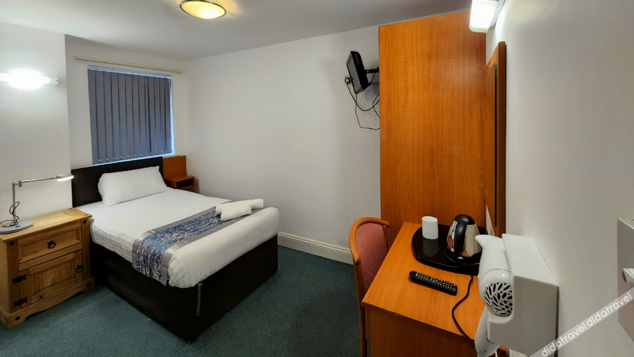 Bedroom 2, SK ヒースロー ホテル, London