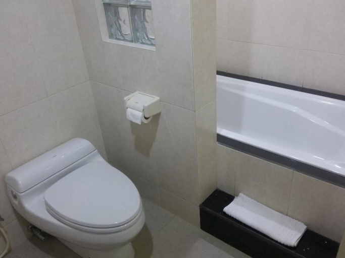 Bathroom 2, Hotel Kharisma, Madiun