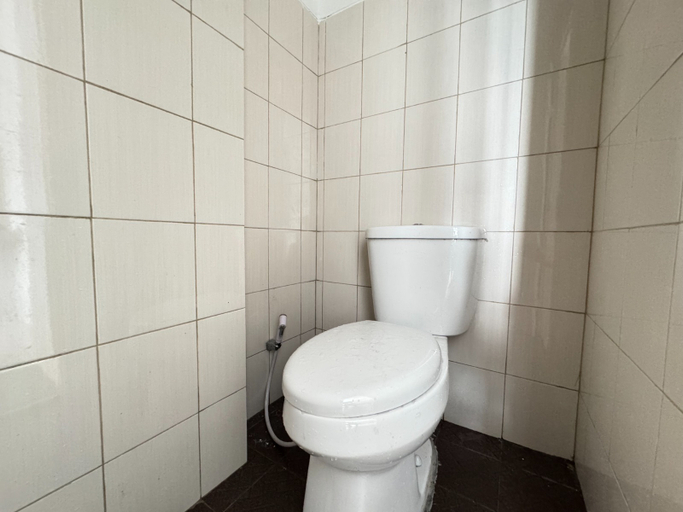 Bathroom 5, Lodgiin Apartement Metropolitan Park Bekasi, Bekasi
