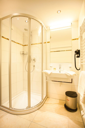 Bathroom 3, Schonauer Hof, Reutte