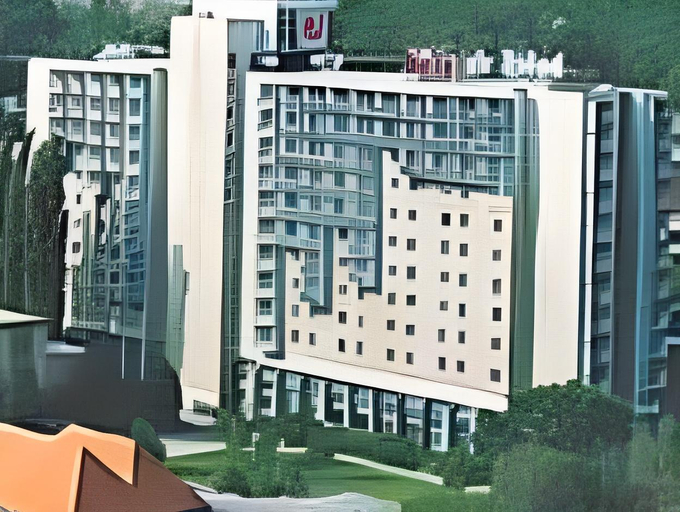 Exterior & Views