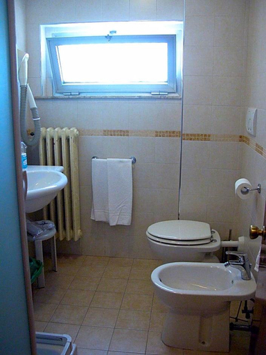 Bathroom 4, Calabresi, Ascoli Piceno