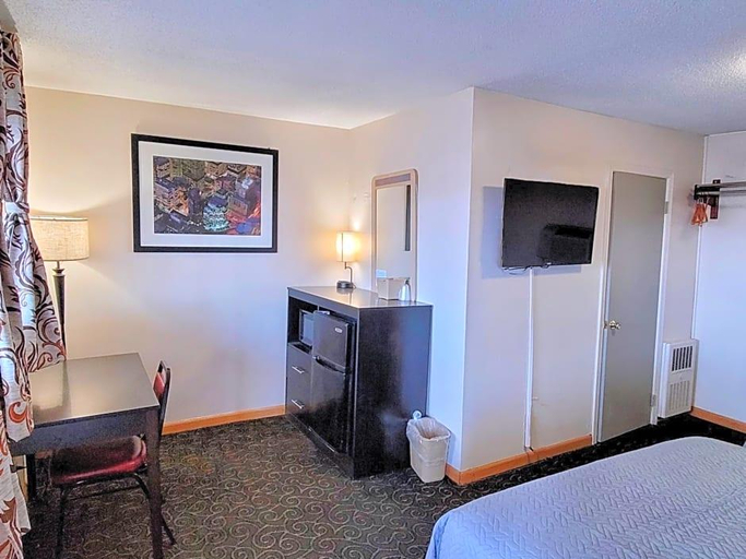 Bedroom 3, Budget Host Inn Niagara Falls, Niagara