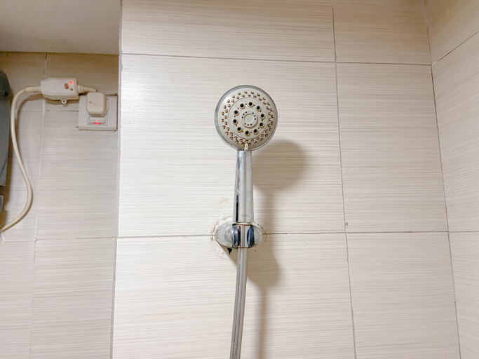 Bathroom 5, The Modern Classic 2BR with Scenic View at Gateway Pasteur Apartment By Travelio, Bandung
