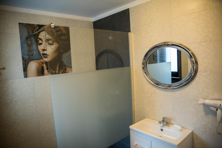 Bathroom 2, Analeya, Tuzla