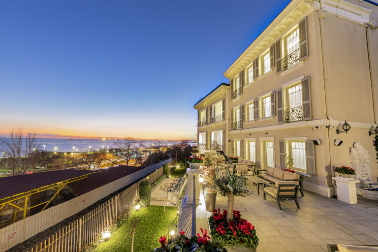 Exterior & Views