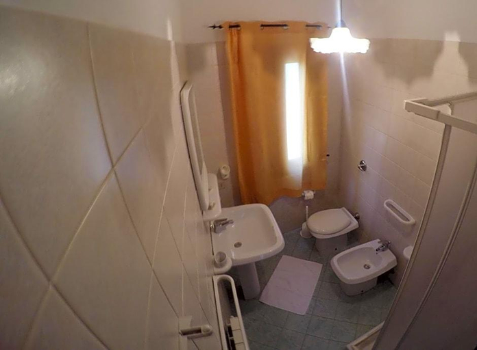 Bathroom 4, Il Cortile, Trapani