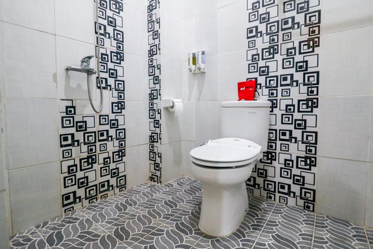 Bathroom, RedDoorz near Kartini Mall Lampung, Bandar Lampung