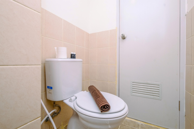 Bathroom 5, Nice and Comfort Studio at 25th Floor Podomoro Golf View Apartment By Travelio, Bogor