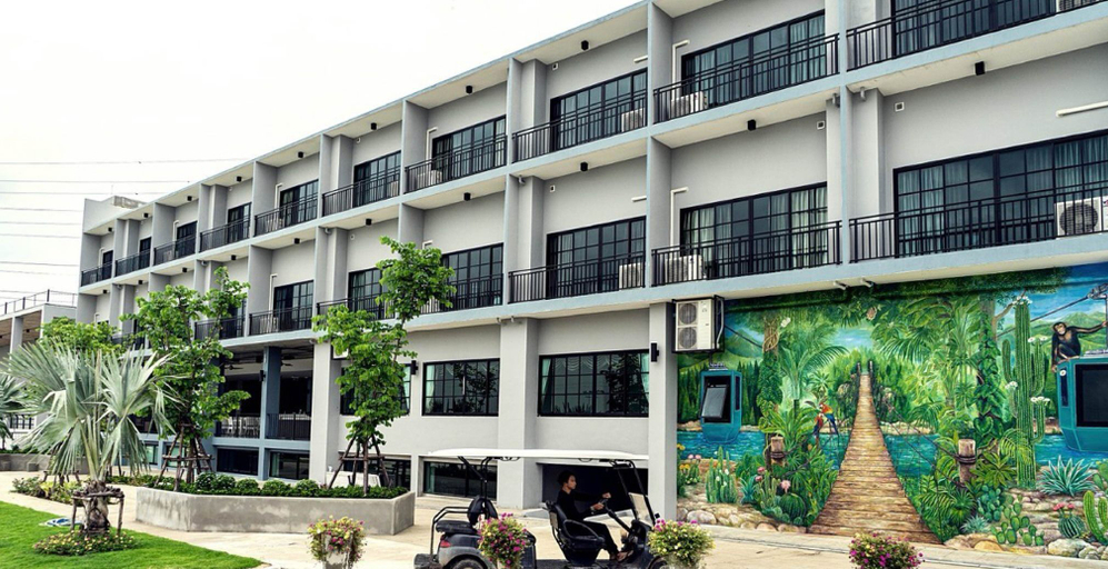 Exterior & Views