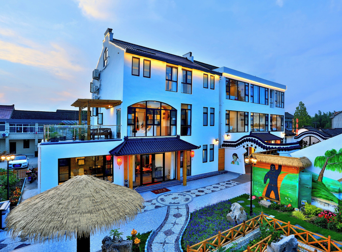 Exterior & Views