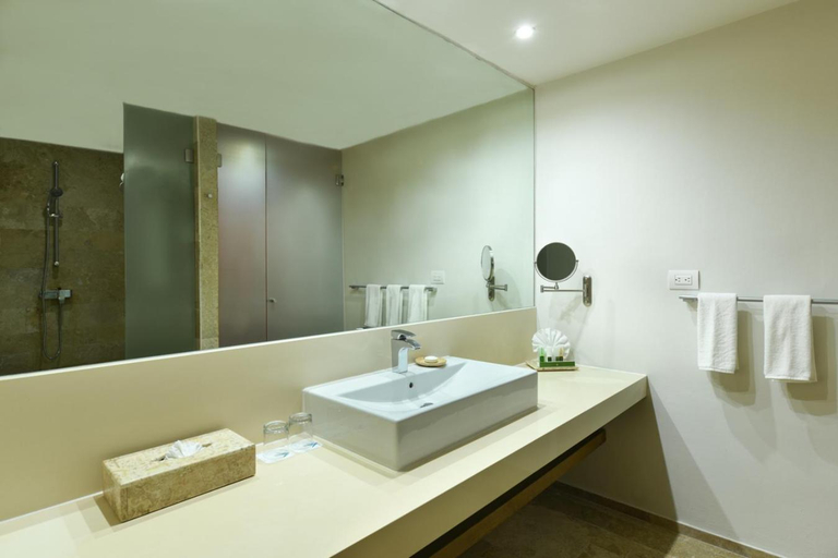 Bathroom 5, Privilege Aluxes Adults Only, Isla Mujeres