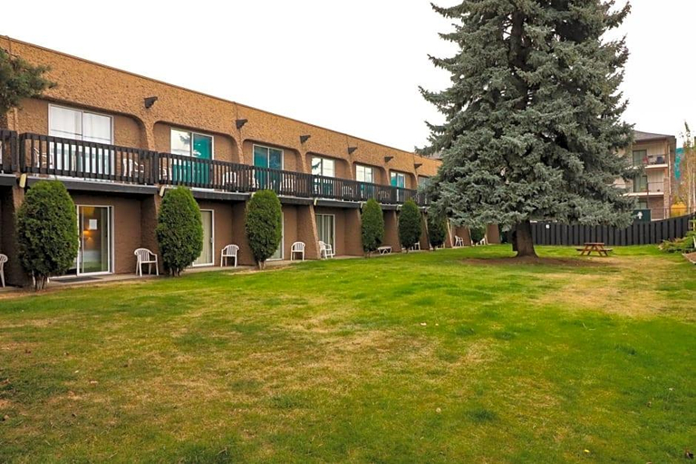Exterior & Views 2, Riviera Plaza & Conference Center Vernon British C, North Okanagan