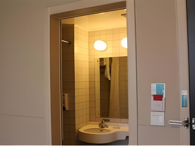 Bathroom 4, Jinjiang Inn Yantai Binhai Haiyun Road, Yantai