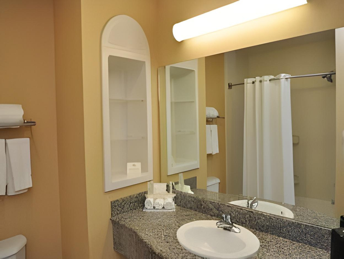 Bathroom 5, Hampton Inn & Suites Cathedral City, Riverside