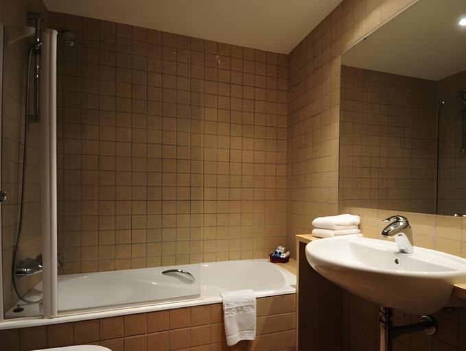 Bathroom 5, Hotel & Restaurante Pena, Lleida