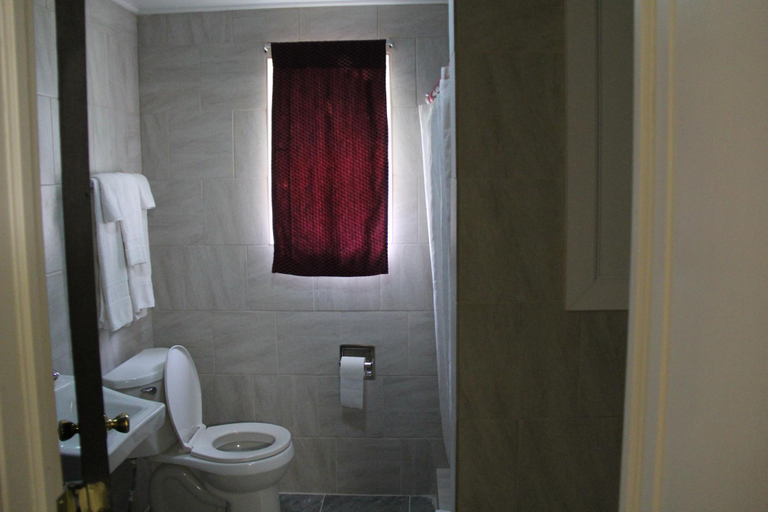 Bathroom 2, Pleasant Hill Motel, New Castle