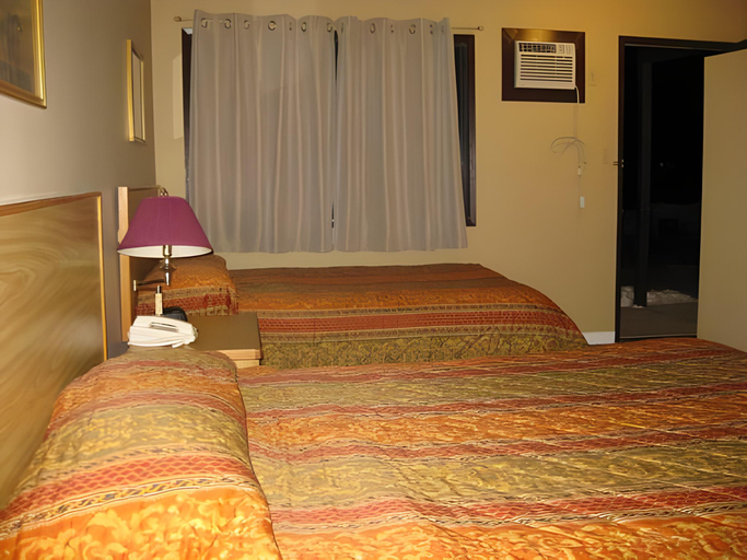 Bedroom 2, Twin Creeks Motel, North Okanagan