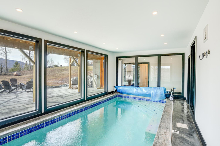 Sport & Beauty 2, Custom Windham Mtn Villa w/ Pool, Theater & Views!, Greene
