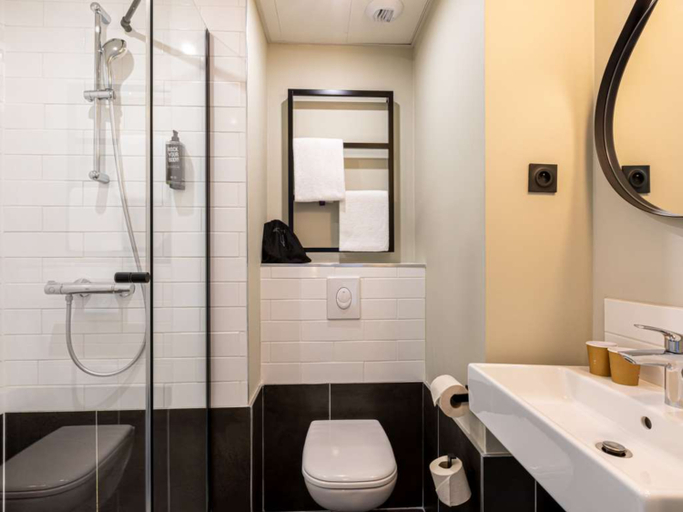 Bathroom 3, ibis Paris Boulogne Billancourt, Hauts-de-Seine
