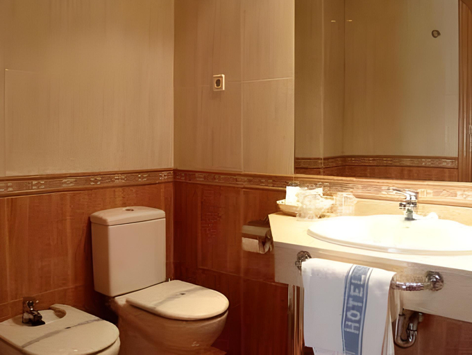 Bathroom 3, Hotel Madrid Rio, Madrid