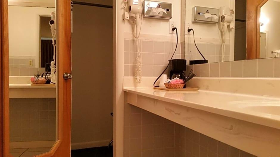 Bathroom 5, Americas Best Value Inn Liberal, Seward