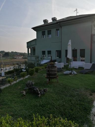Exterior 8