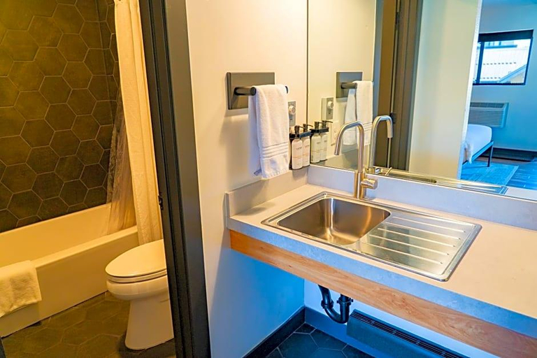 Bathroom 5, Americas Best Value Sundowner Motel, Grand