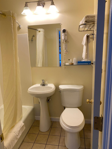 Bathroom 4, Relax Inn, Cumberland