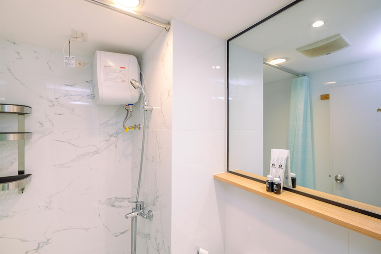 Bathroom 5, Minimalist and Cozy Stay 2BR Podomoro Golf View Apartment By Travelio, Bogor