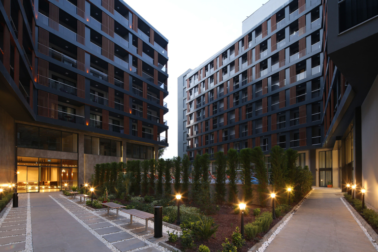 Exterior & Views