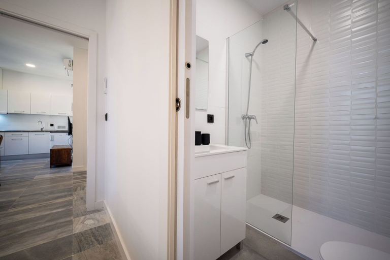 Bathroom 4, William Martin Apartments, Huelva