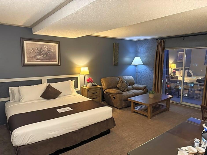 Bedroom 4, Riviera Plaza & Conference Center Vernon British C, North Okanagan