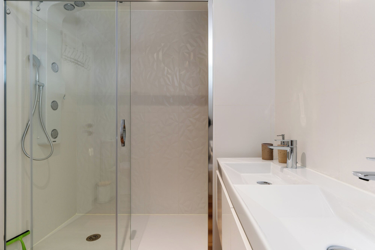 Bathroom 4, Atlantic Heights, Câmara de Lobos