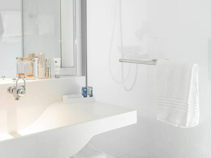Bathroom, B&B HOTEL Lyon Nord, Rhône