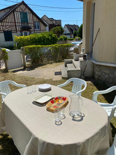 Food & Drinks 3, La plage au bout du jardin / Sword Beach cottage, Calvados