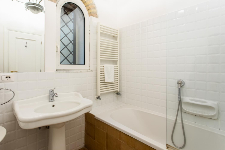 Bathroom 3, Gambero Apartments, Rome