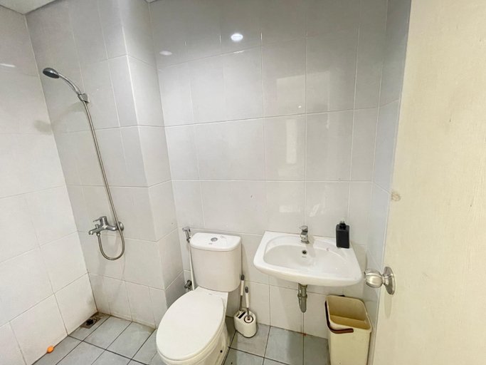 Bathroom 5, Lodgiin Apartement Patra Land Urbano Bekasi, Bekasi