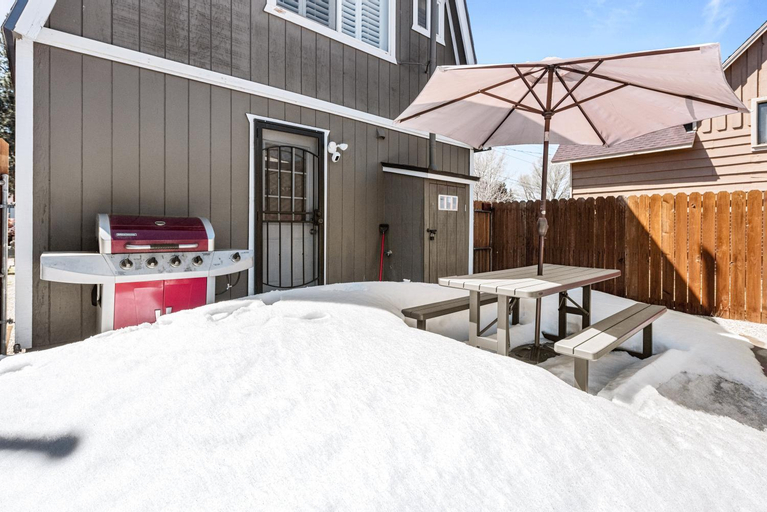5, The Rock House - Walk to Big Bear Snow Play! Walk to Oktoberfest! Perfect weekend getaway!, San Bernardino