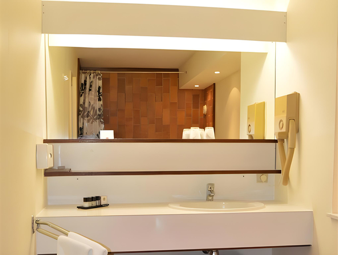 Bathroom 5, Hotel Les 3 Clés, Namur