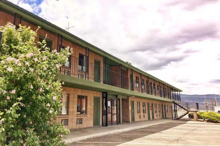 Exterior & Views, Battle Mountain Inn, Lander
