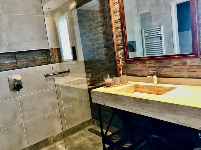 Bathroom 3, La Estela, Lago Argentino