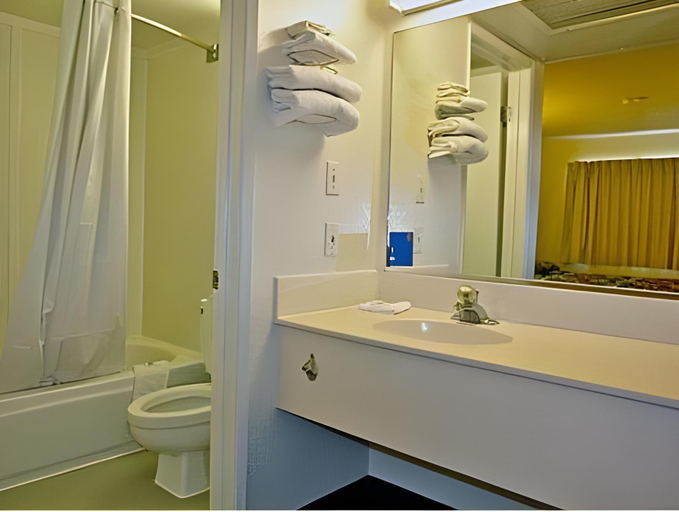 Bathroom 4, Vagabond Inn Buttonwillow North I 5, Kern