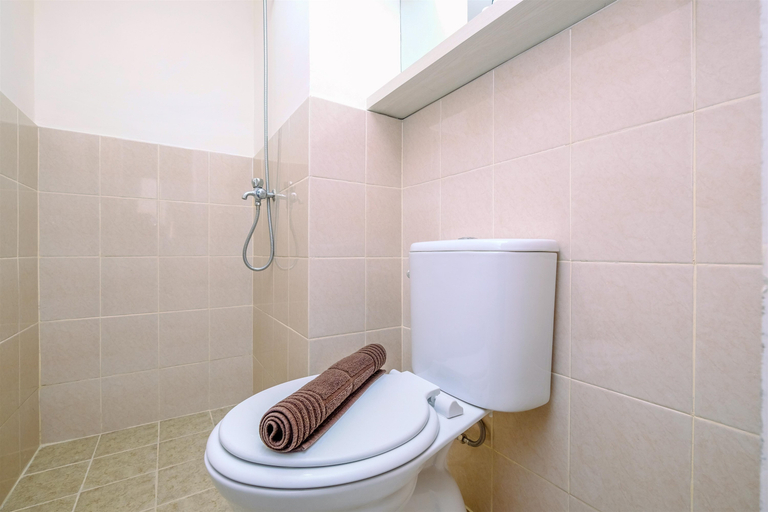 Bathroom 5, Fancy and Nice Studio Apartment at Podomoro Golf View By Travelio, Bogor