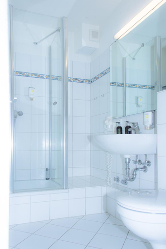 Bathroom 2, Hotel Deutscher Kaiser, Lübeck