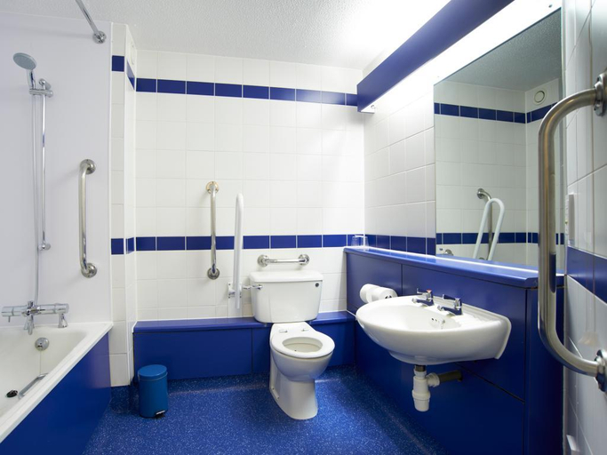 Bathroom 4, Travelodge Worcester, Worcestershire