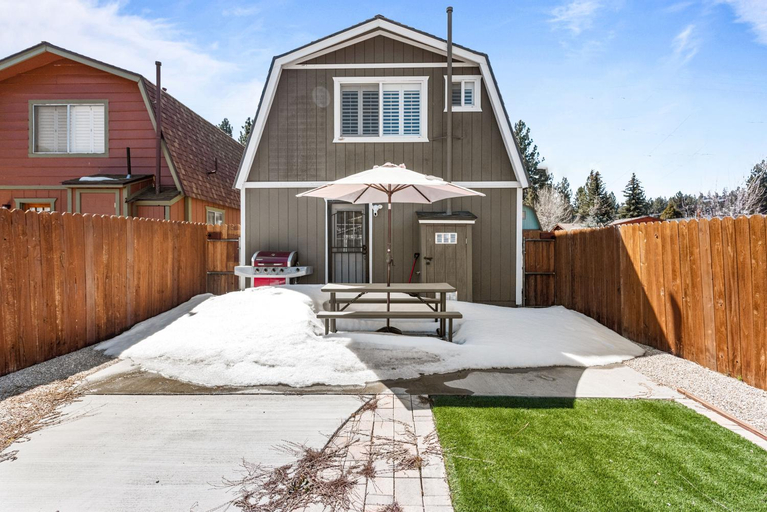 4, The Rock House - Walk to Big Bear Snow Play! Walk to Oktoberfest! Perfect weekend getaway!, San Bernardino