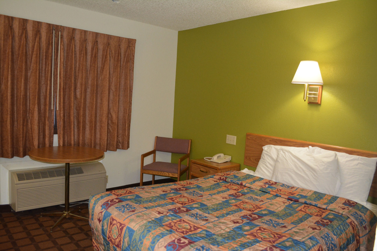 Bedroom 2, Bloomer Inn & Suites, Chippewa